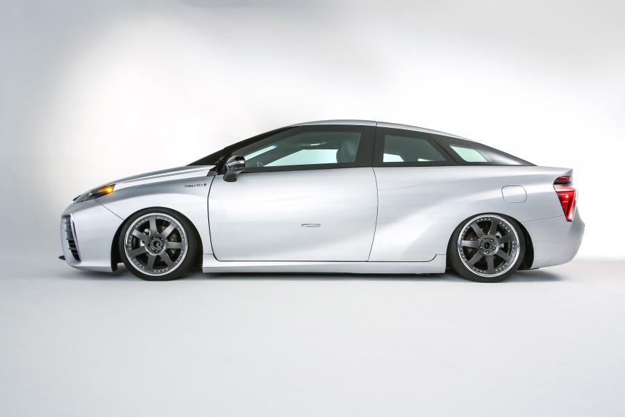  Toyota Mirai Back to the Future Concept 2015 года  (фото 5 из 19)